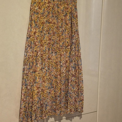 Pleated skirt like new with timeless floral pattern and elastic waist