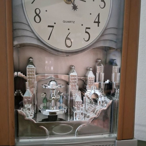 Quartz table clock used with decorative city scene