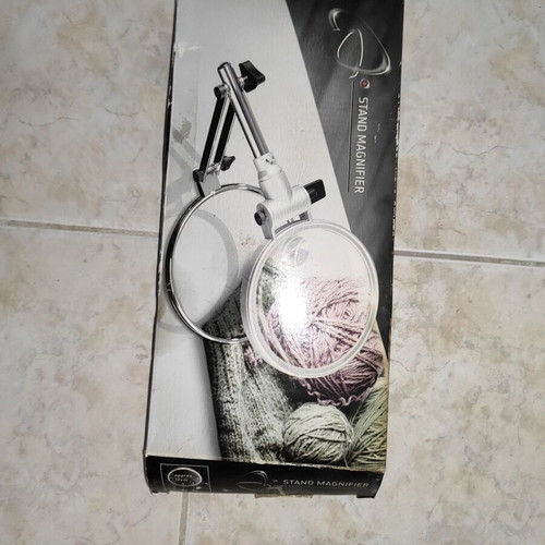 Magnifying Glass with Stand double lens 2x/4x like new for crafts