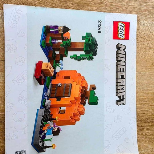 LEGO Minecraft The Pumpkin Farm set like new 257 pieces