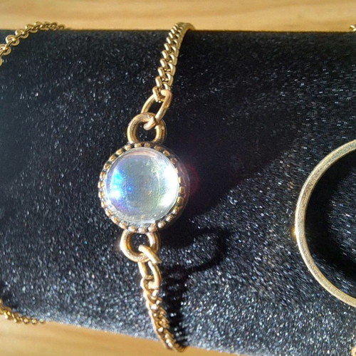 Bracelet new with gold chain and translucent stone