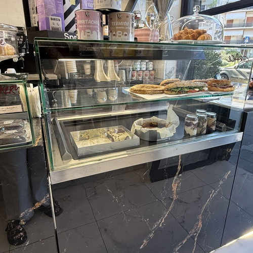 Professional refrigerated food display case