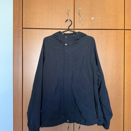 Pull & Bear black windbreaker jacket with hood, like new, size M