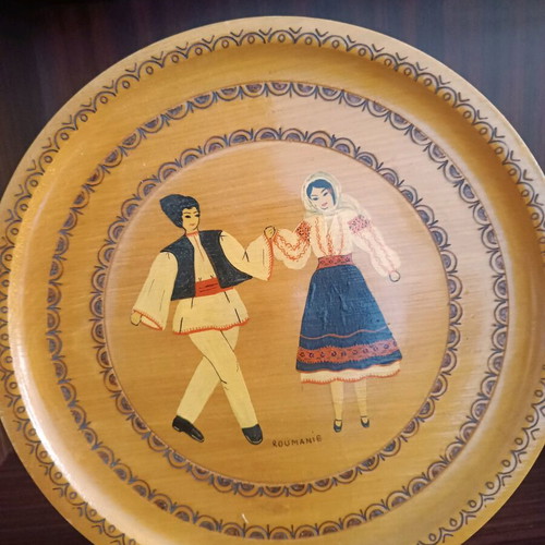 Handmade wooden decorative plate from Romania like new, 26 cm diameter