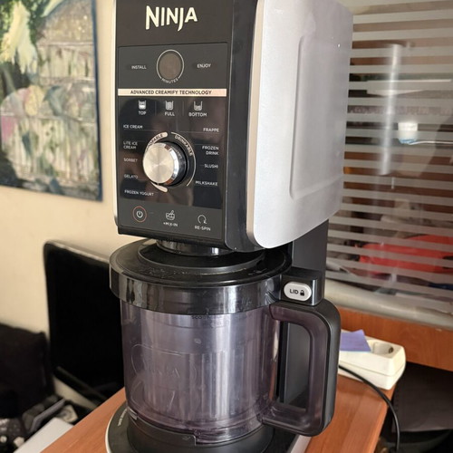 Ninja Deluxe ice cream maker like new with container