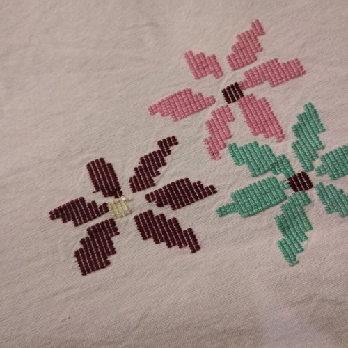 Woven tablecloth like new, dimensions 1.60x1.52