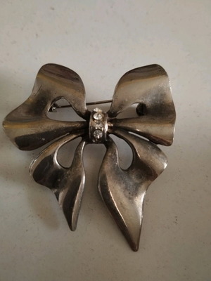 vintage bow pin.. final price 3 euros
