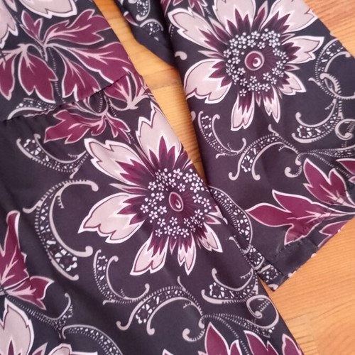 Floral satin polyester mini dress like new, size 12, black and burgundy