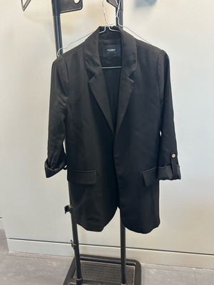Черно сако Pull&Bear XS с 3/4 ръкав и златисти копчета