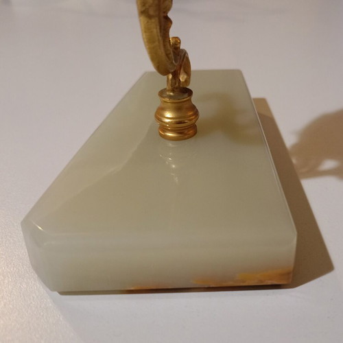 Decorative onyx with bronze used