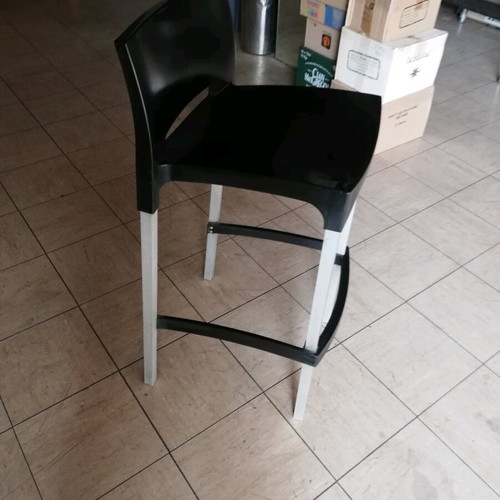 Bar stools used, pack of 6, plastic seat and aluminum legs