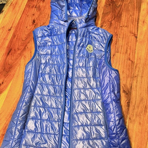 Sleeveless jacket like new with hood blue
