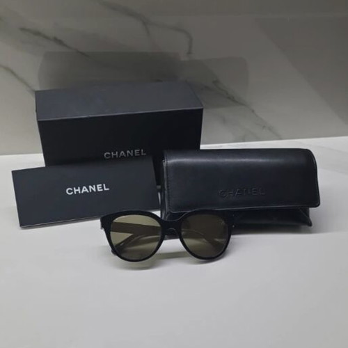 Chanel sunglasses with gold mirror lenses like new, black