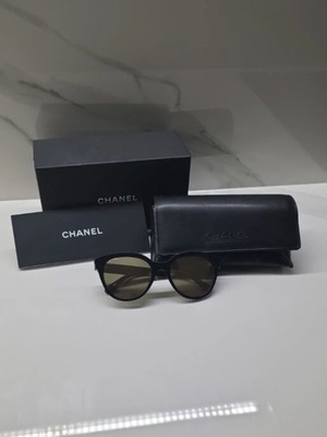 Chanel sunglasses with gold mirror lenses like new, black