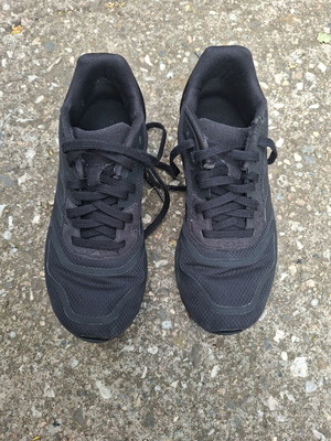 Adidas kids shoes size 33 like new, black