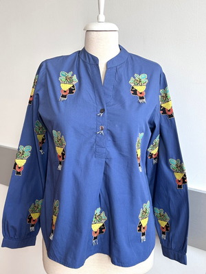 Авангардна туника с арт бродерия като ново, синя