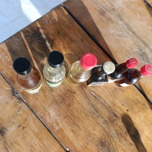 Set of 6 collectible miniature drinks and liqueurs new