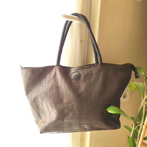 Brown handbag used, faux leather with damages near zipper