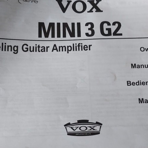 Vox Mini 3 G2 Portable Guitar Amplifier Ivory like new with Wireless Microphone Set