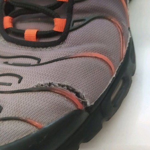 Nike Tn athletic shoes used, size 43, black orange, with damages