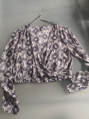 H&M Divided Crop Blouse Snake Print XL Like New