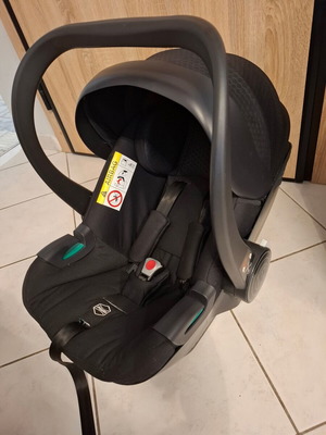 Kiddo Egg with base like new for baby safety