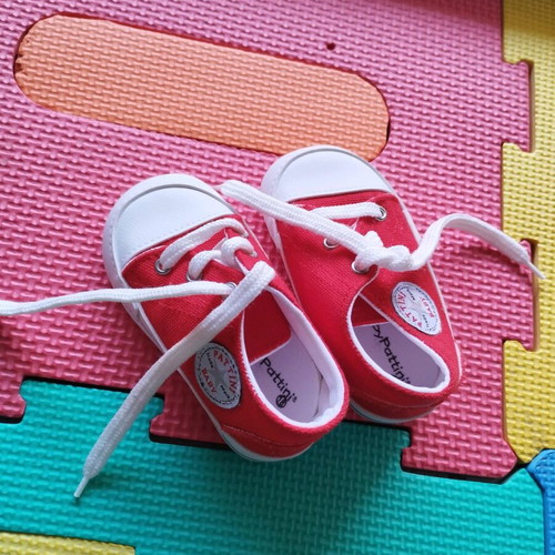 Set of 2 baby shoes size 18 new, white and red