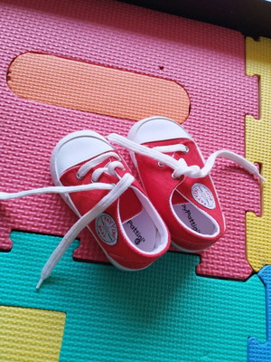 Set of 2 baby shoes size 18 new, white and red