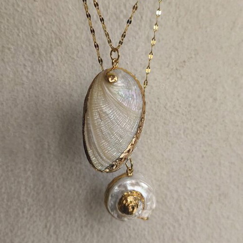 Necklaces with shells like new, white and gold, set of 2