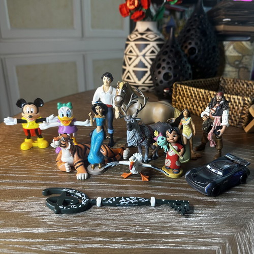 Διάφορες συλλεκτικές φιγούρες Disney, 12 τεμάχια και 1 συλλεκτικό κλειδί