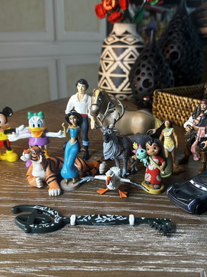 Συλλεκτικές φιγούρες Disney, πακέτο 12 συν 1 κλειδί, σαν καινούργιο