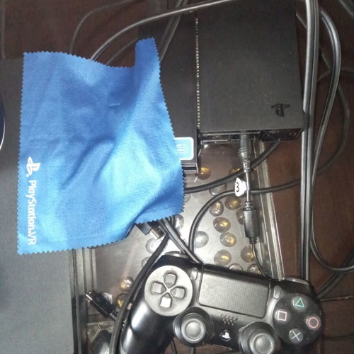 PlayStation 4 Console with VR like new, 1TB, 2 controllers, camera, 25 games