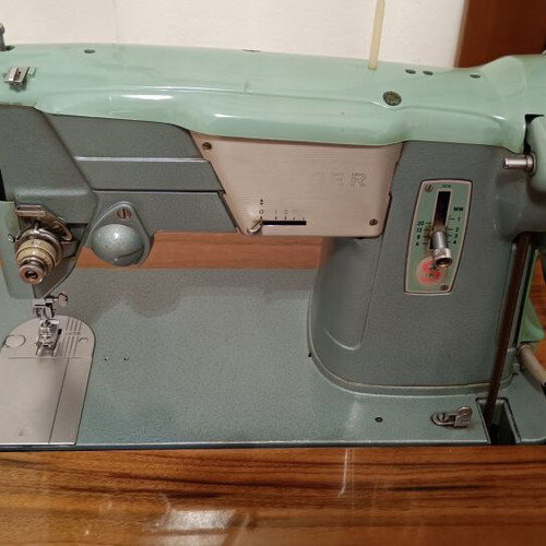 Singer 327K vintage sewing machine with cabinet like new