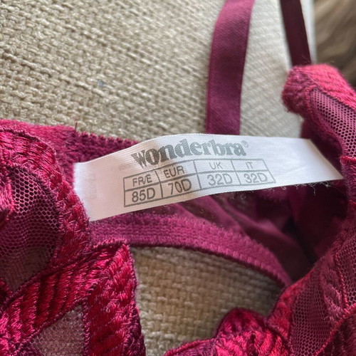 Wonderbra set burgundy lace with string unused and new