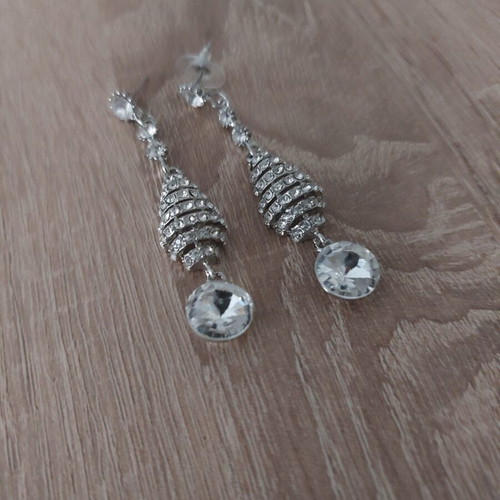 Set of two pairs of earrings like new, white and silver