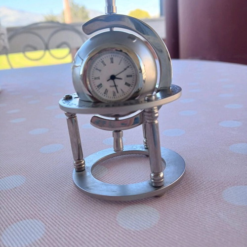 Vintage globe tabletop quartz clock like new