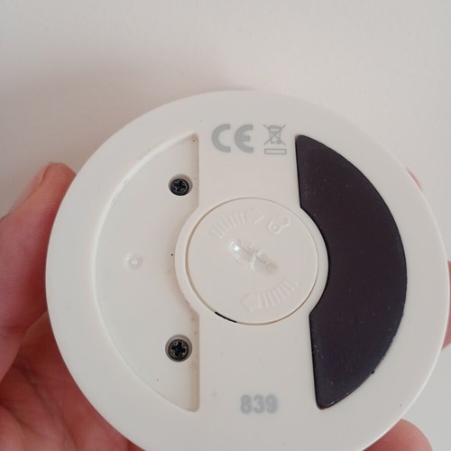 Digital kitchen timer used with magnet