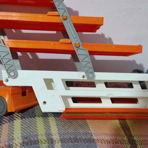 Hot Wheels Six-Level Truck Garage like new