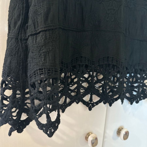 Black sleeveless top size M with beautiful reversible details