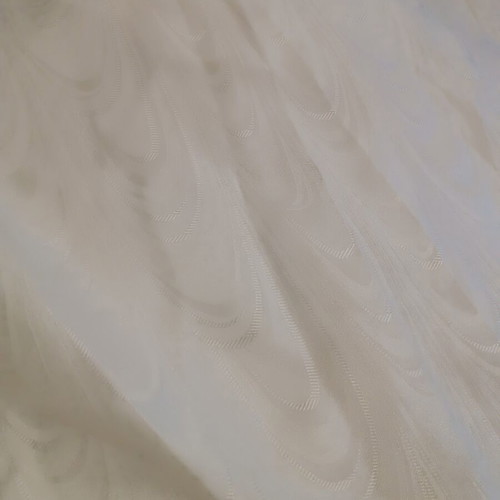 White curtain heavy quality 560 x 227 cm with pleats and embroidered design like new