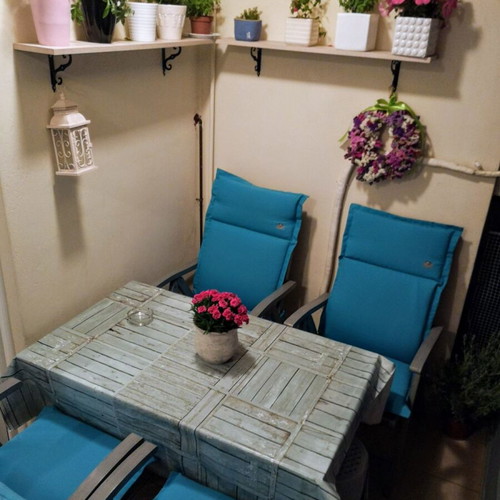 Garden table with 4 chairs and cushions like new