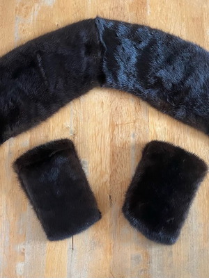 Vintage fur collar and cuffs with lining like new
