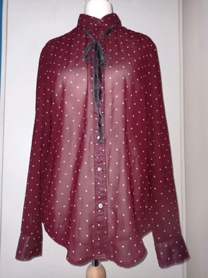 Burgundy transparent Stradivarius shirt used with velvet ribbon