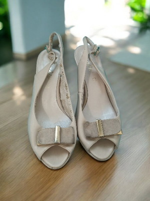 Beige peep toe pumps used, size 37, patent leather