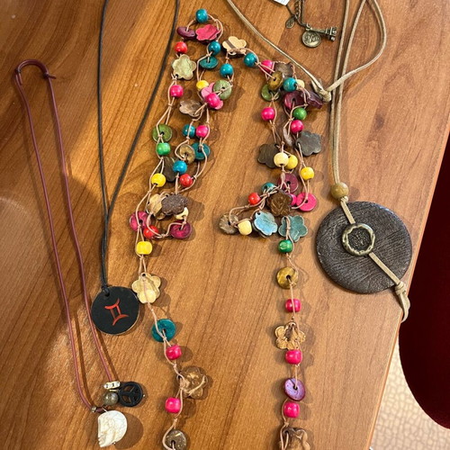 Pack of 5 necklaces like new, intact