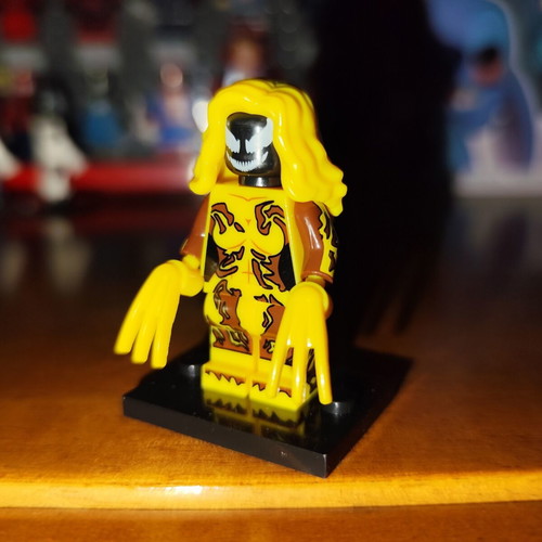 Scream Symbiote minifigure like new with base and yellow claws