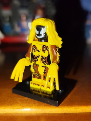 Scream Symbiote minifigure like new with base and yellow claws
