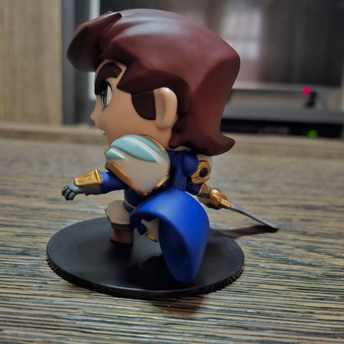 Garen figure from League of Legends like new with box and Riot card