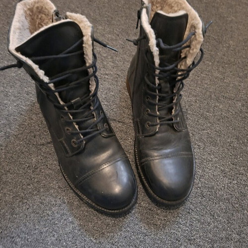 Combat boots men's like new with fur lining and zipper size 43