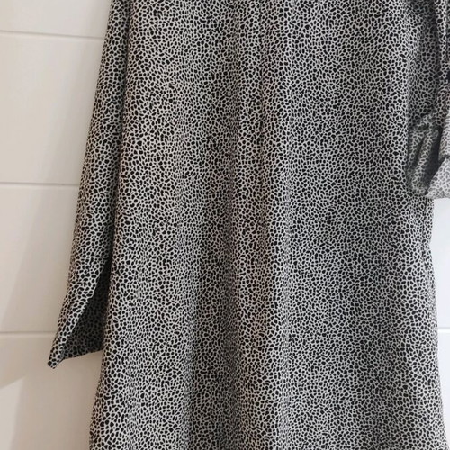Black and white shirt dress like new, one size, with buttons